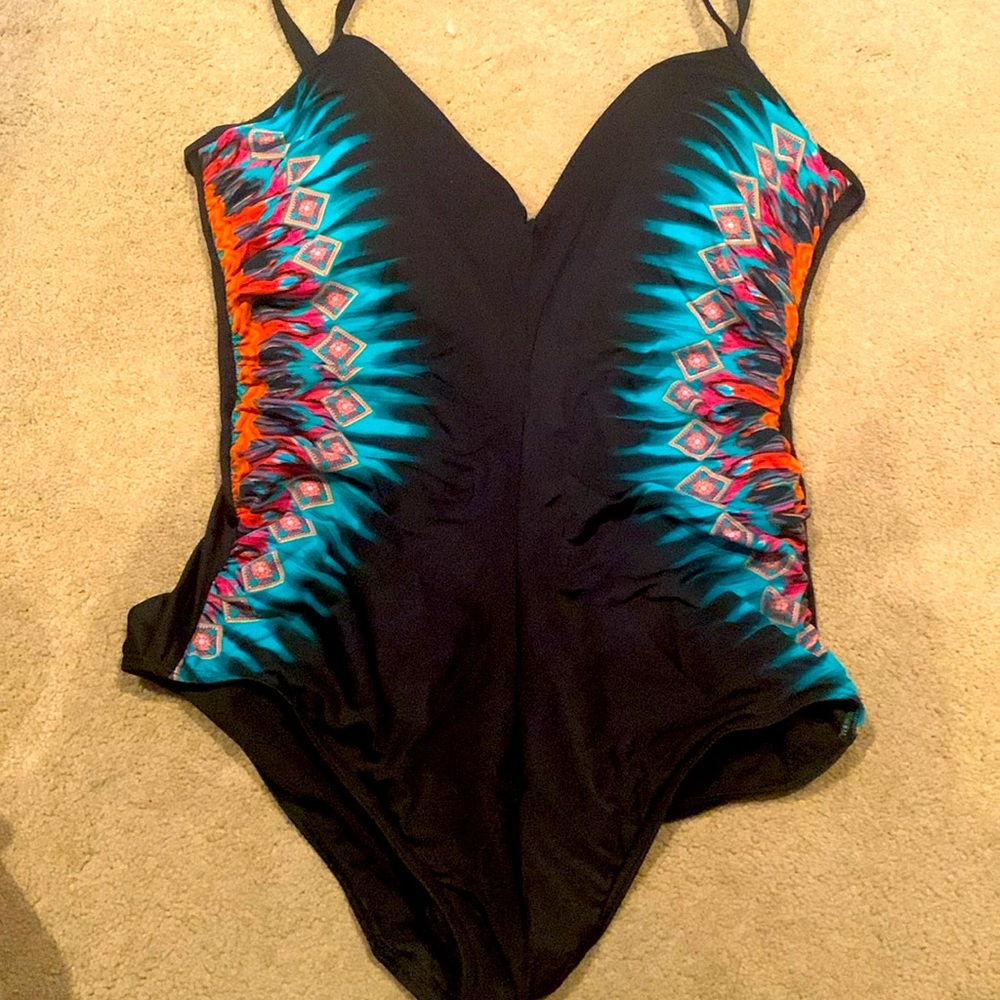 Miracle Suit.  Like new condition  underwire and light fiber fill cups.